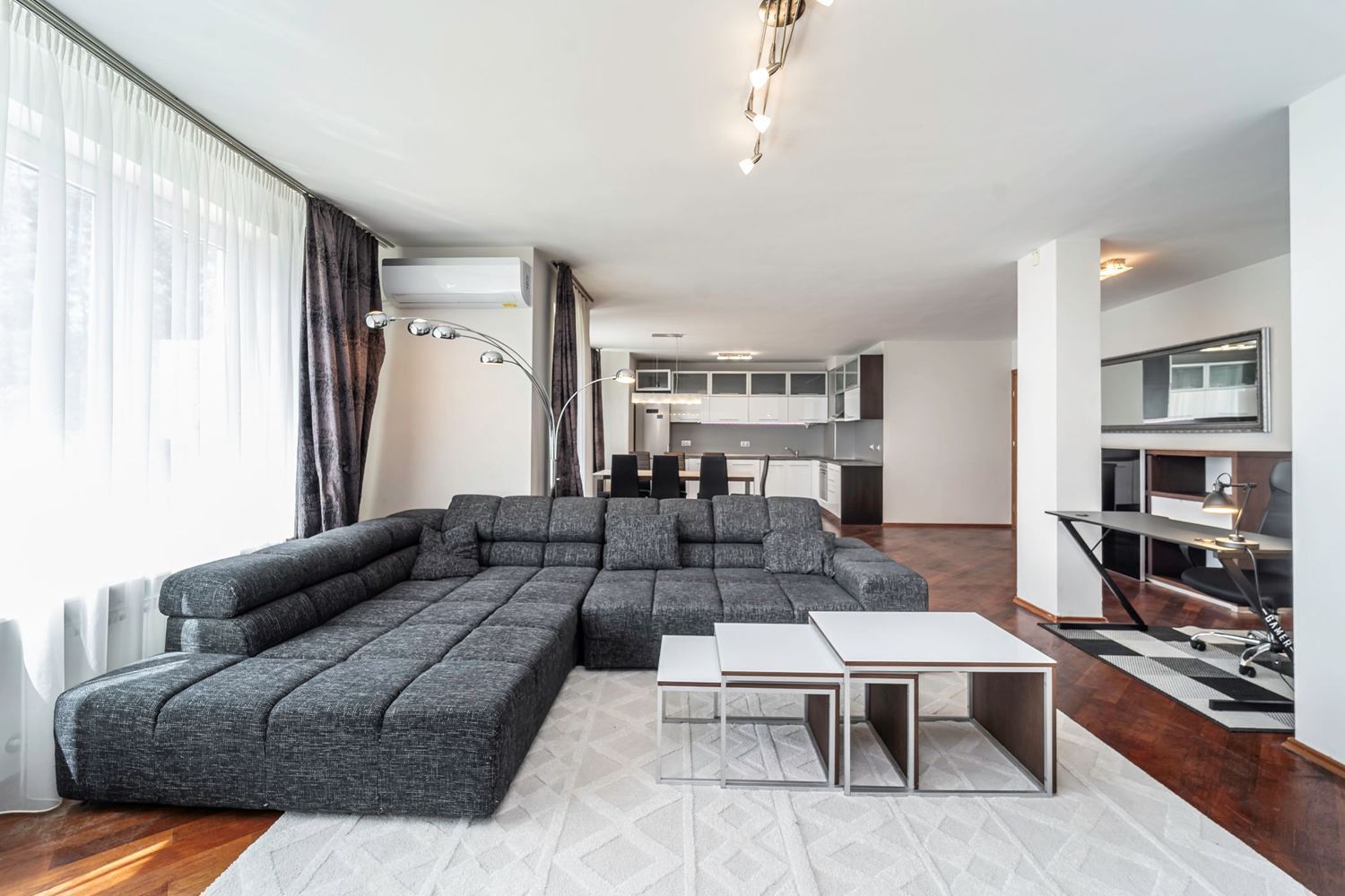 Spacious Three-Bedroom Apartment with Double Garage Near South Park and Millennium Hotel