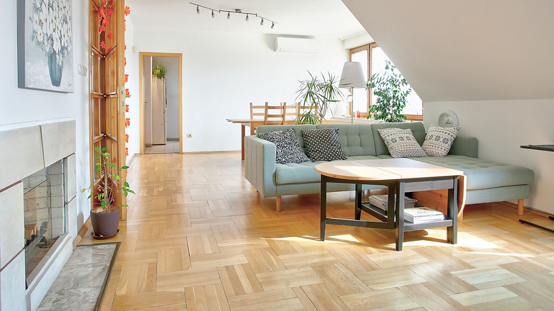 Spacious Apartment with Fireplace and Underground Garage near Doctor's Garden